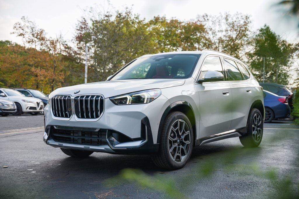 Used 2025 Mineral White Metallic BMW xDrive28i image 4