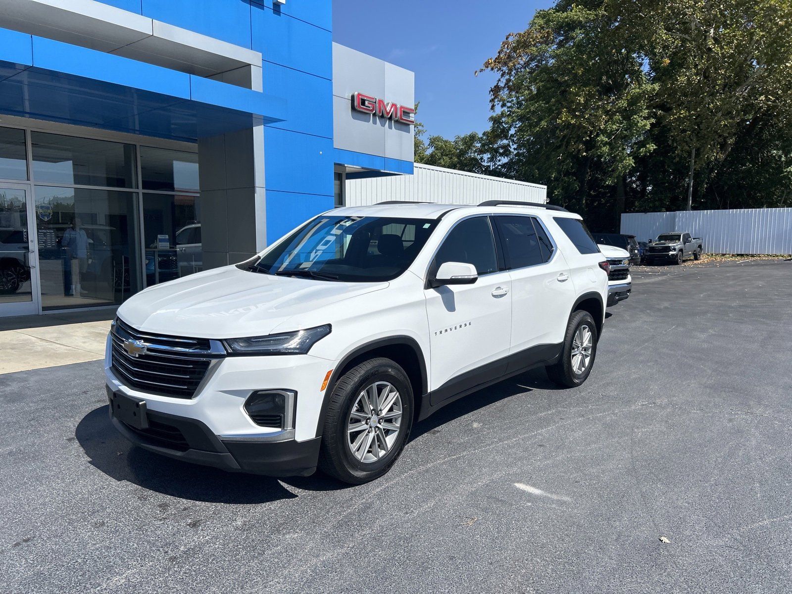 2023 Chevrolet Traverse Cloth photo 2