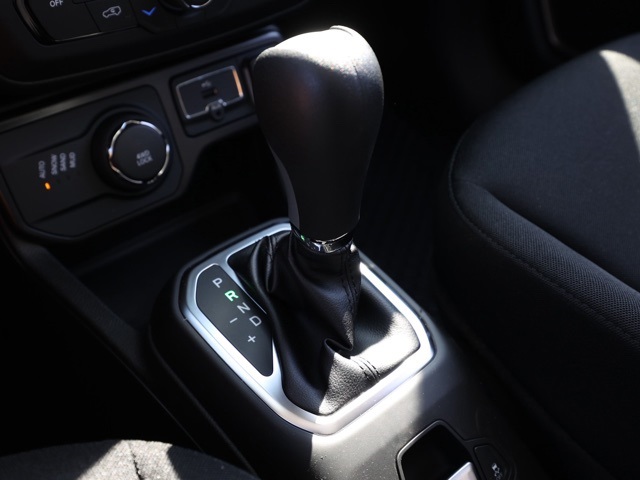 New 2023 Black Clear-Coat Exterior Paint Jeep Latitude image 30