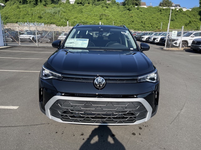 2025 Volkswagen Taos SE photo 4