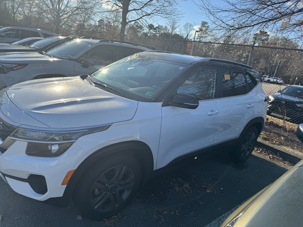 2023 Kia Seltos S Nightfall Edition photo 4