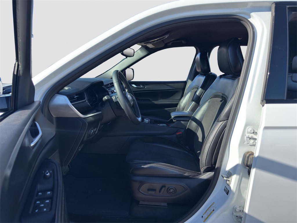 2023 Jeep Grand Cherokee Laredo Altitude photo 9