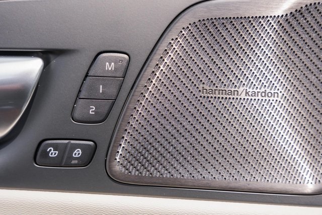 2026 Volvo XC60 Hybrid T8 photo 33