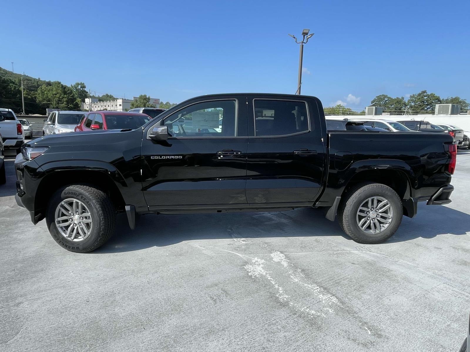 2025 Chevrolet Colorado Work Truck LT photo 2