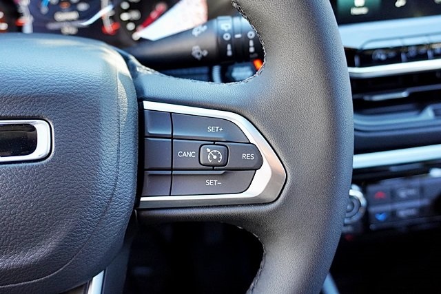 New 2026 Bright White Clear-Coat Exterior Paint Jeep Latitude image 37