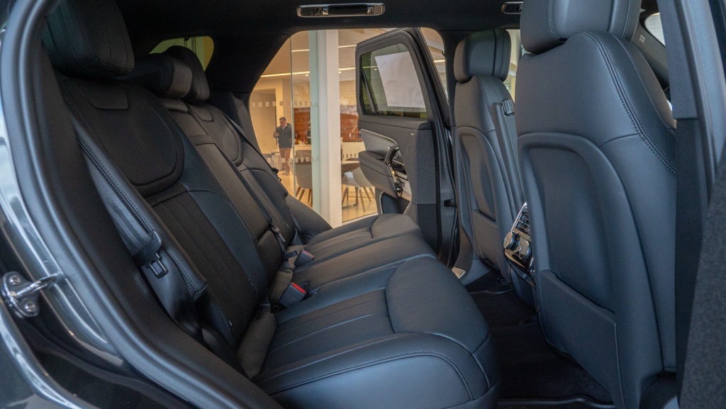 2025 Land Rover Range Rover Sport SE photo 16