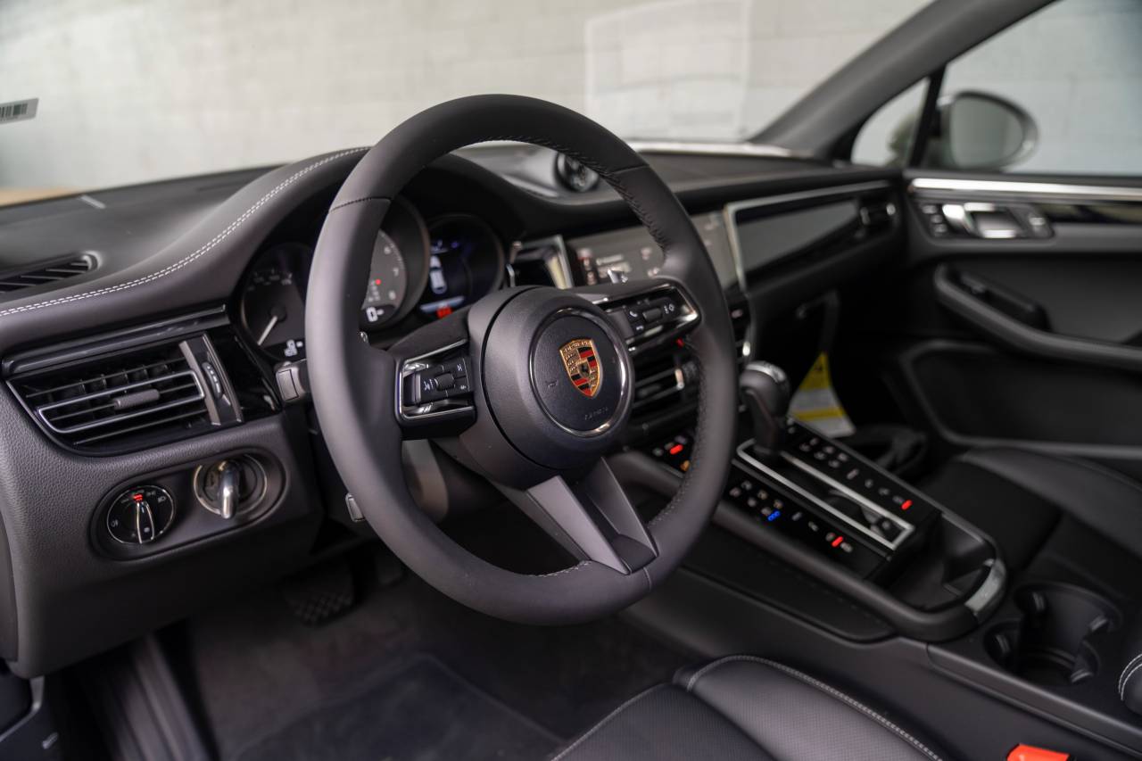 2025 Porsche Macan S photo 4