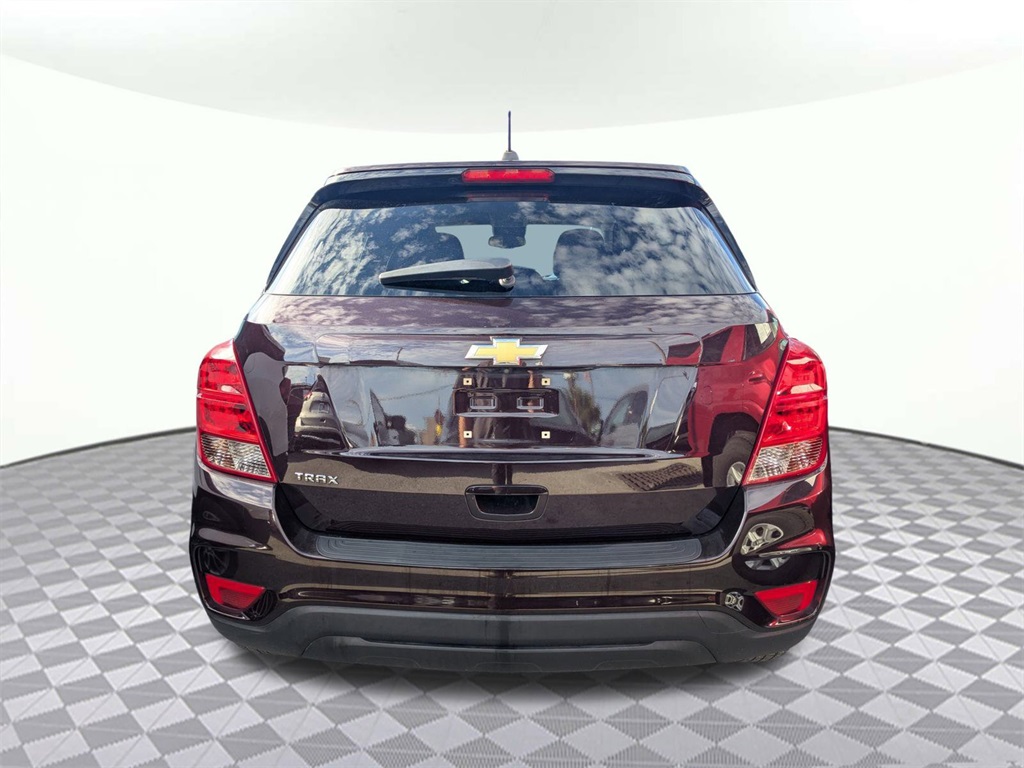 2021 Chevrolet Trax LS photo 2