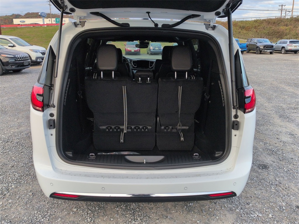 2026 Chrysler Pacifica photo 4