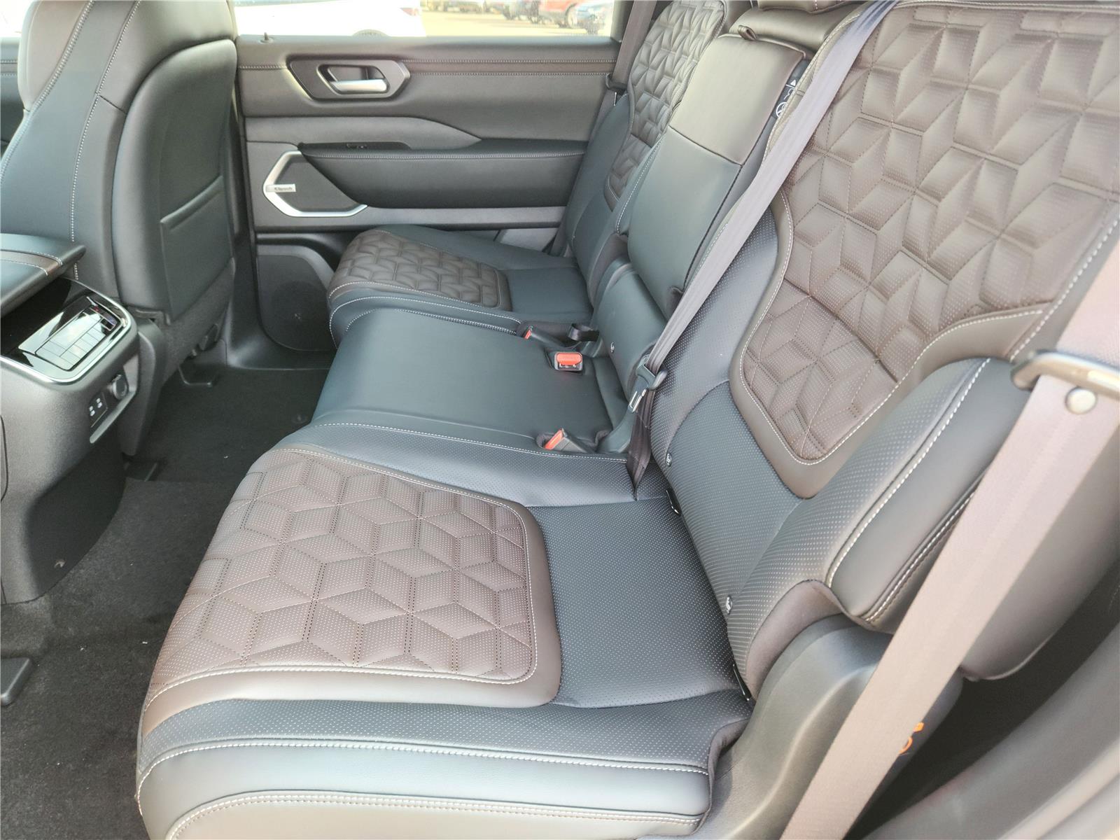 2025 Nissan Armada Platinum Reserve photo 11