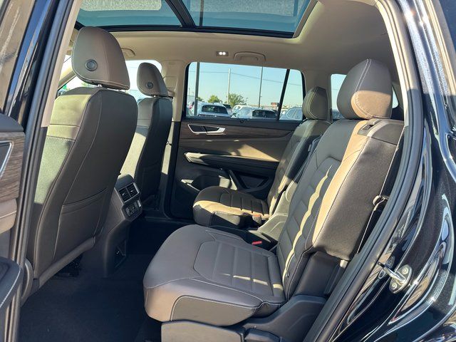 2025 Volkswagen Atlas SEL photo 12
