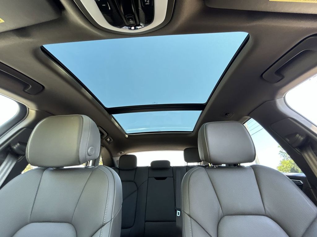 2025 Porsche Macan Base photo 25