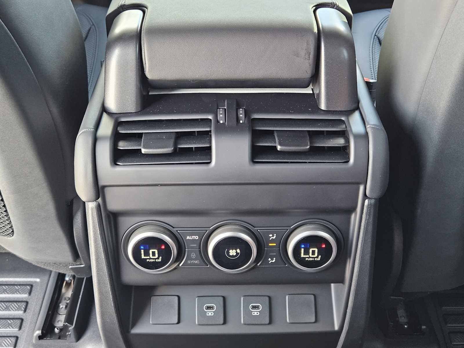 2025 Land Rover Defender 110 X-Dynamic SE photo 25