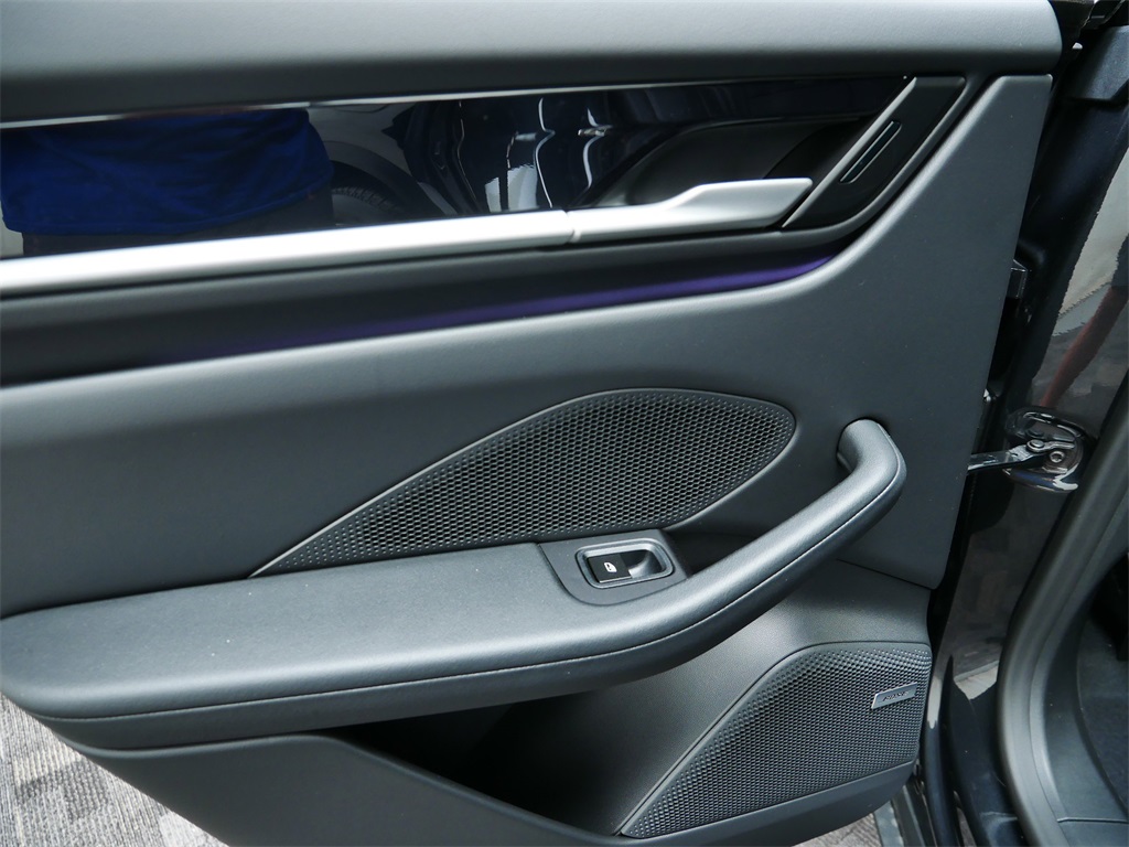 2025 Porsche Macan Electric 4 photo 15