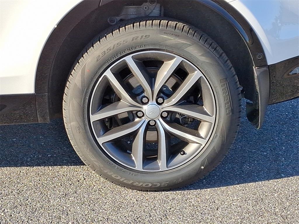 2025 Land Rover Discovery Sport Dynamic SE photo 3