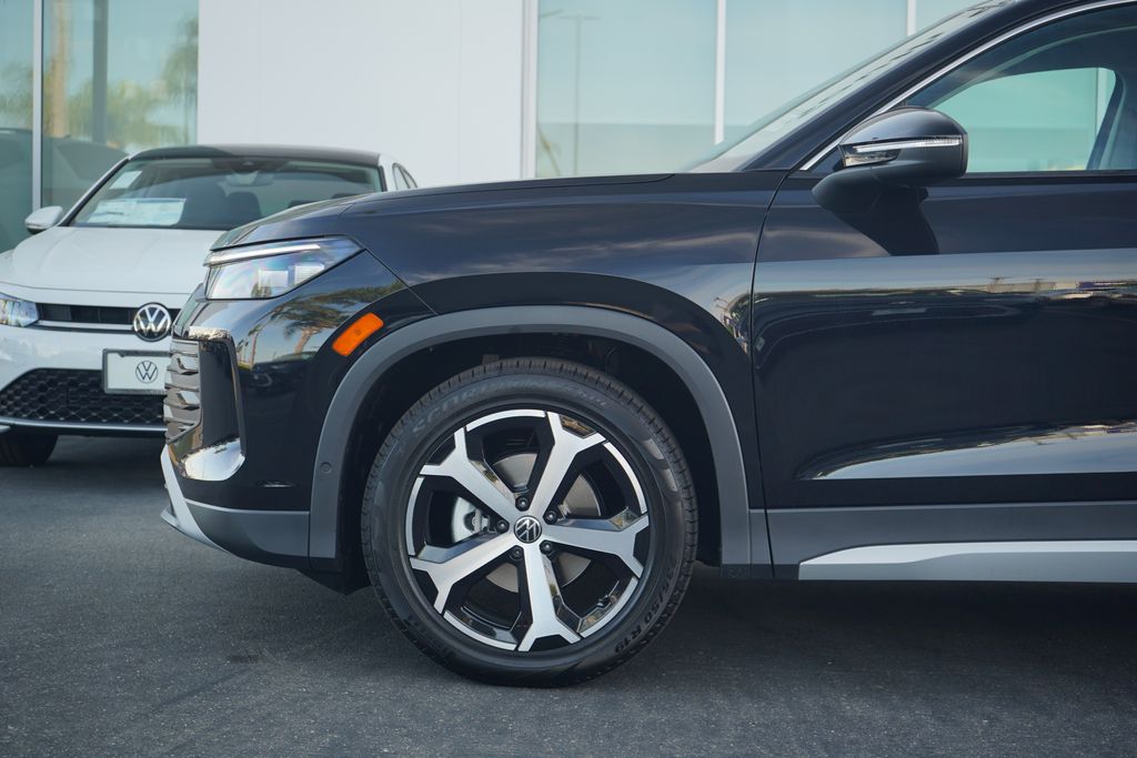 2025 Volkswagen Tiguan SE photo 2