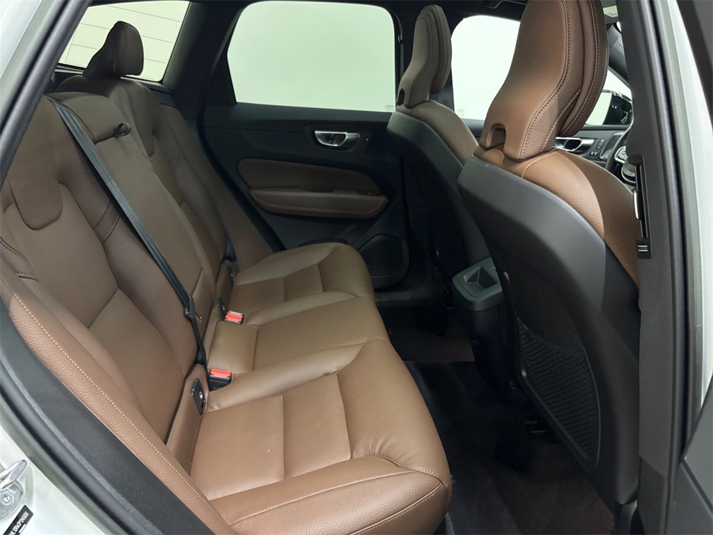 2023 Volvo XC60 B5 Plus photo 16