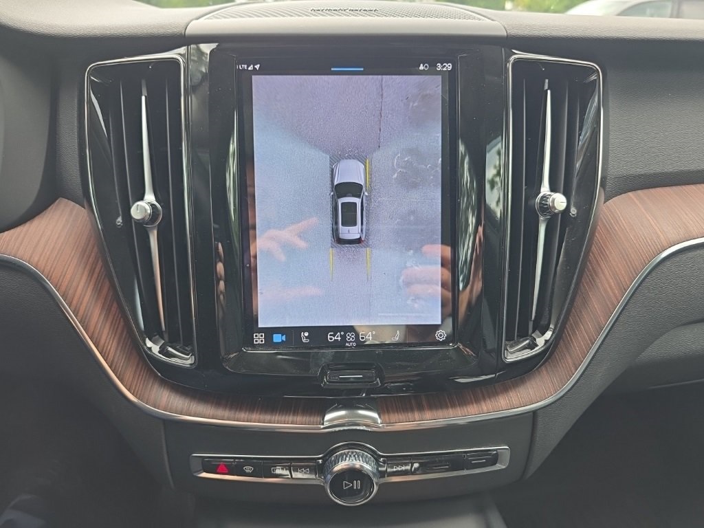 2023 Volvo XC60 B5 Plus photo 16