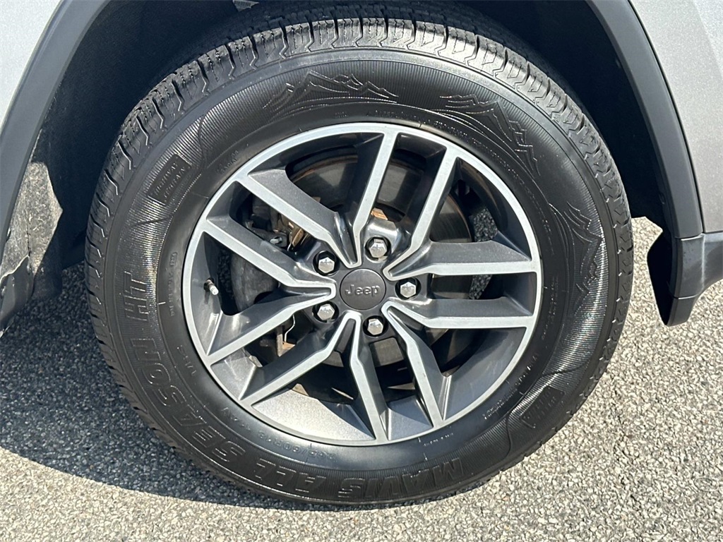 2019 Jeep Grand Cherokee Laredo E photo 9