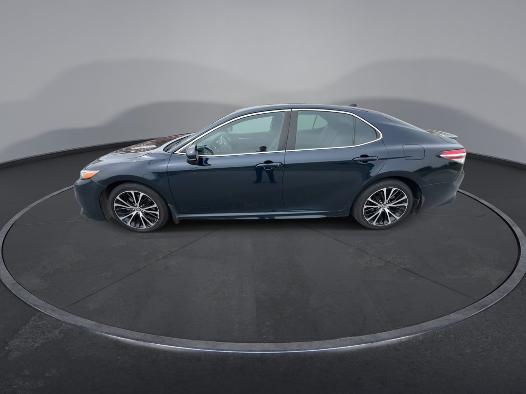 2020 Toyota Camry SE photo 5