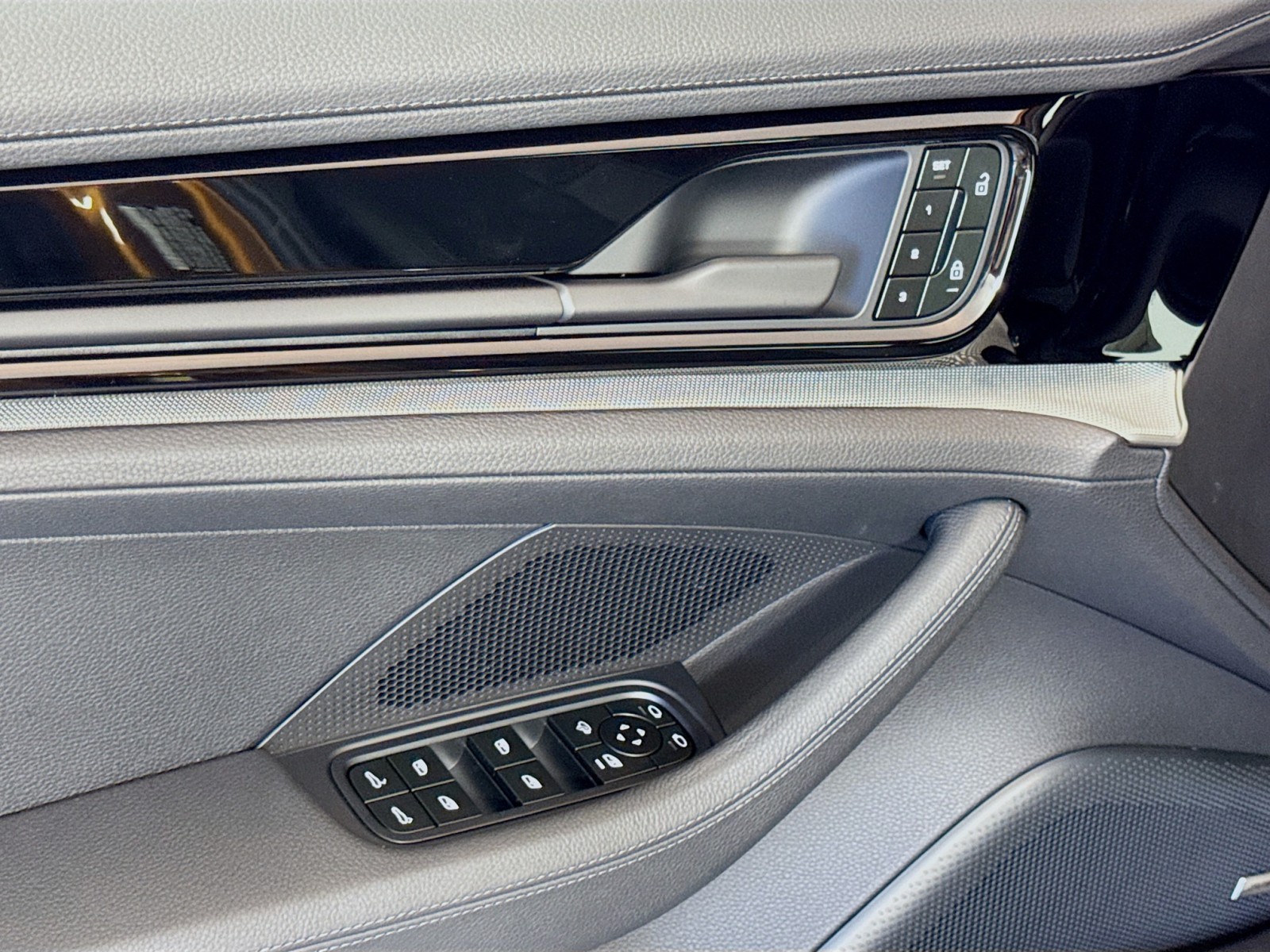 2025 Porsche Panamera 4 photo 11