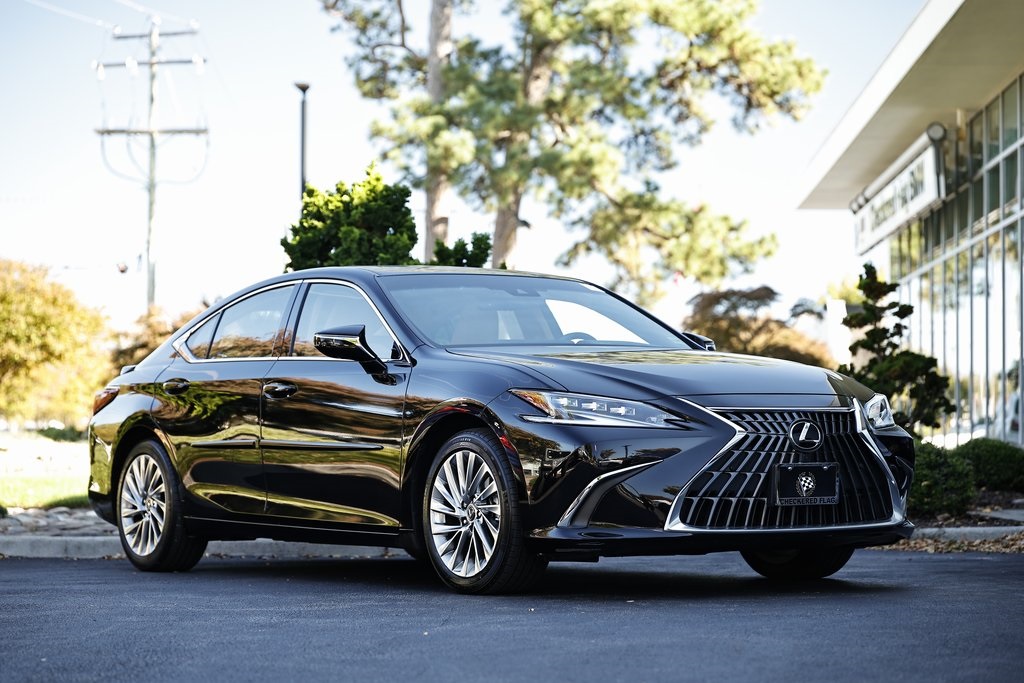 2023 Lexus ES Hybrid 300h Ultra Luxury's photo