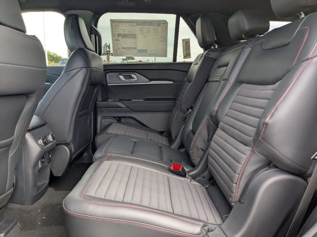 2025 Ford Explorer ST-Line photo 15