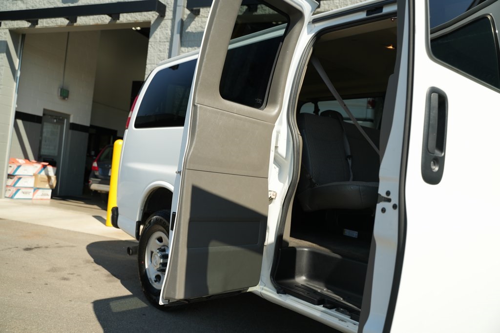2017 Chevrolet Express 3500 LT photo 32