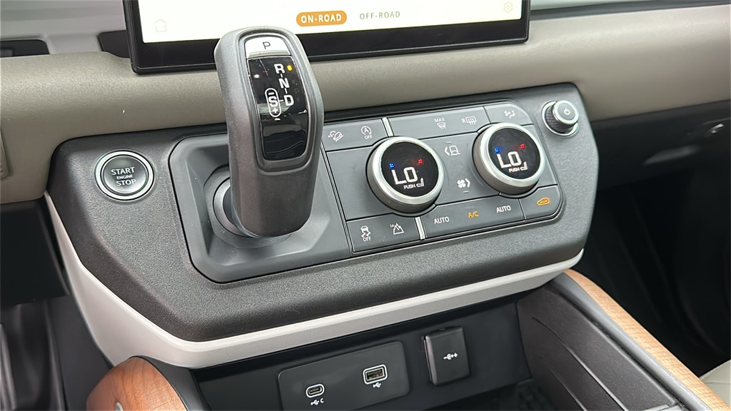 2023 Land Rover Defender 110 SE photo 19