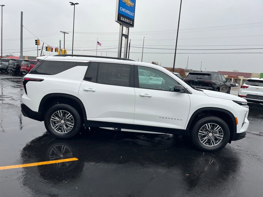 2025 Chevrolet Traverse photo 3