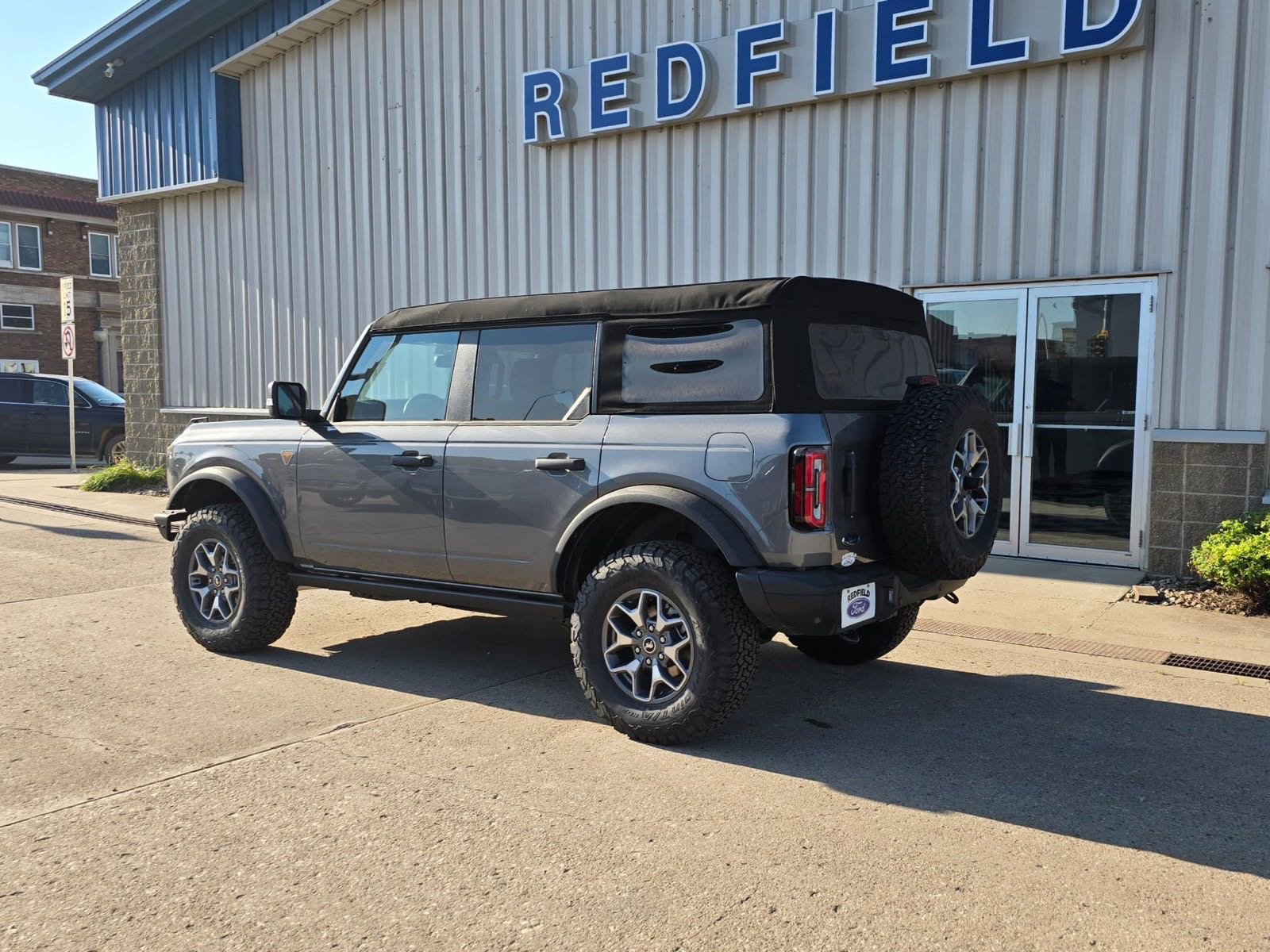 2024 Ford Bronco Badlands photo 2