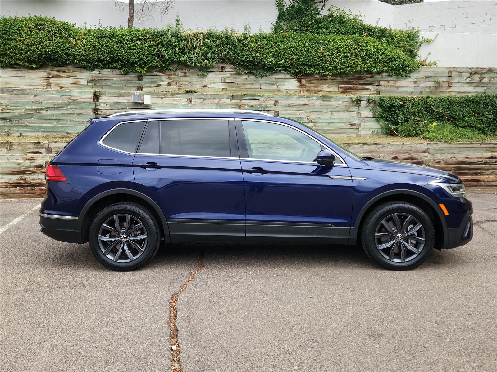 2022 Volkswagen Tiguan SE photo 2
