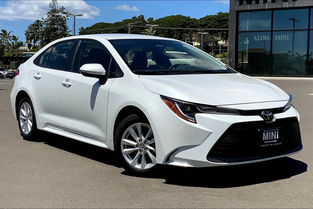 2024 Toyota Corolla LE's photo