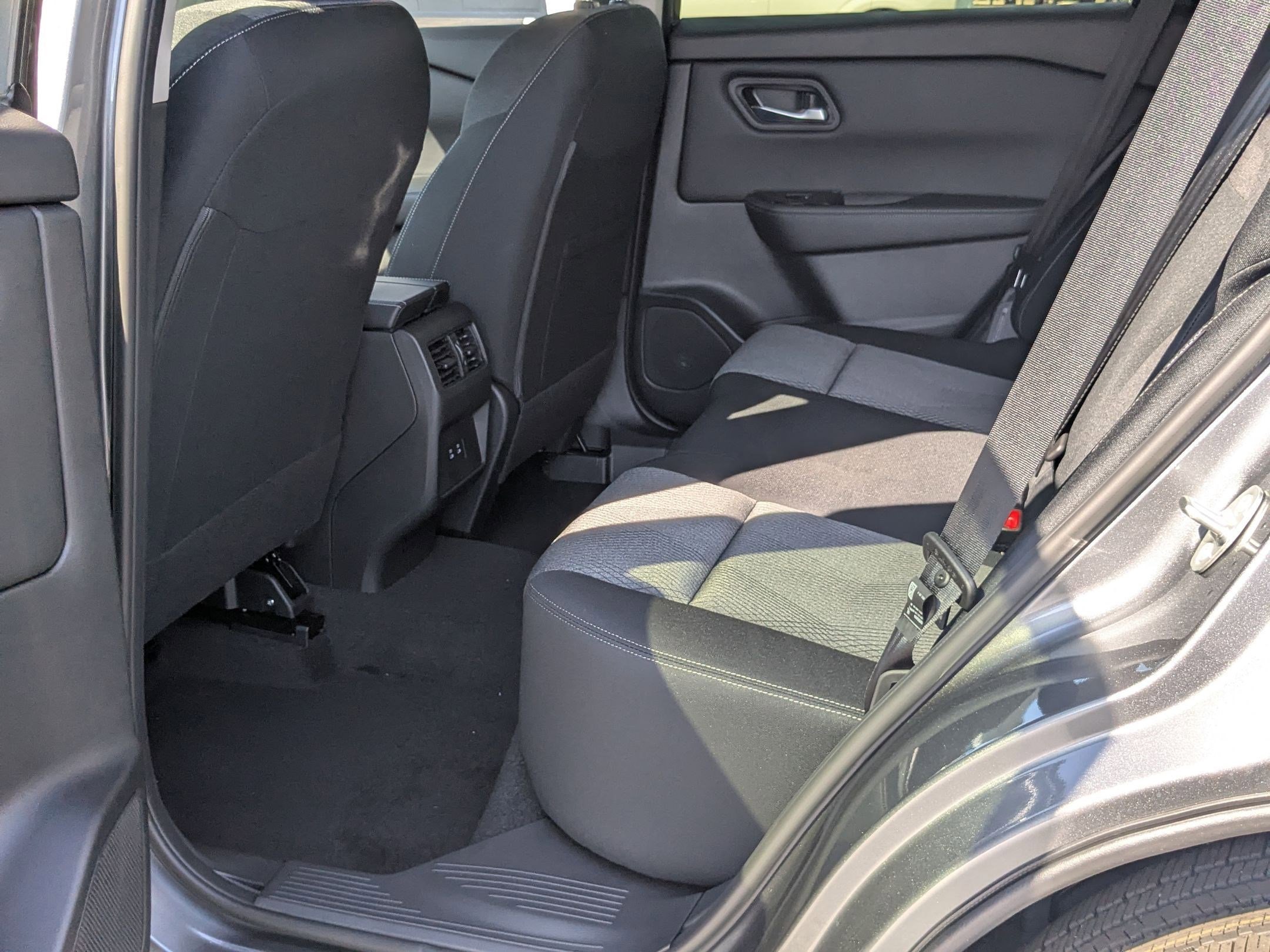 2026 Nissan Rogue SV photo 16