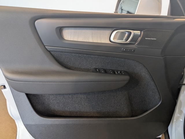 2025 Volvo XC40 photo 4