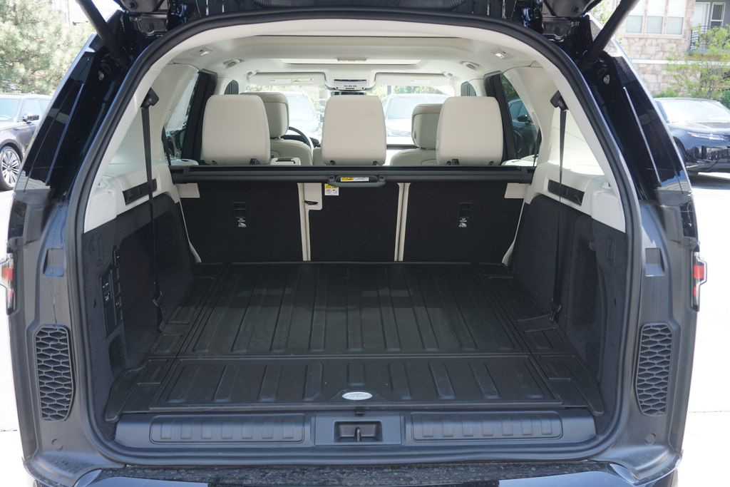 2025 Land Rover Discovery SE photo 31