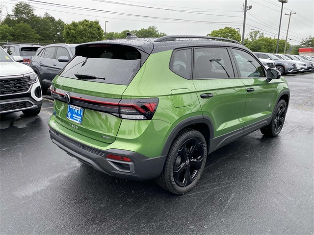 2025 Volkswagen Taos SE photo 4