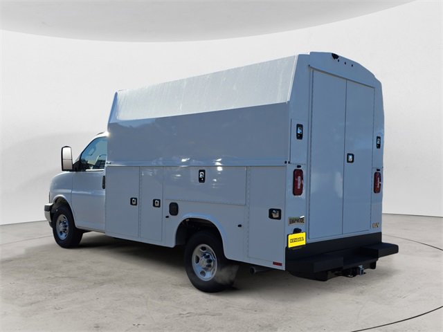 2025 Chevrolet Express Cutaway 3500 photo 2