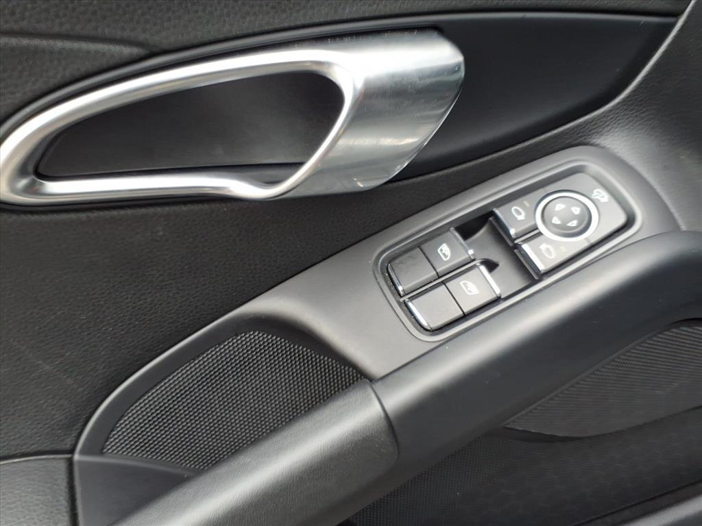 2022 Porsche Cayman T photo 9