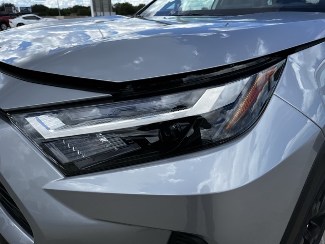2025 Toyota RAV4 LE photo 8