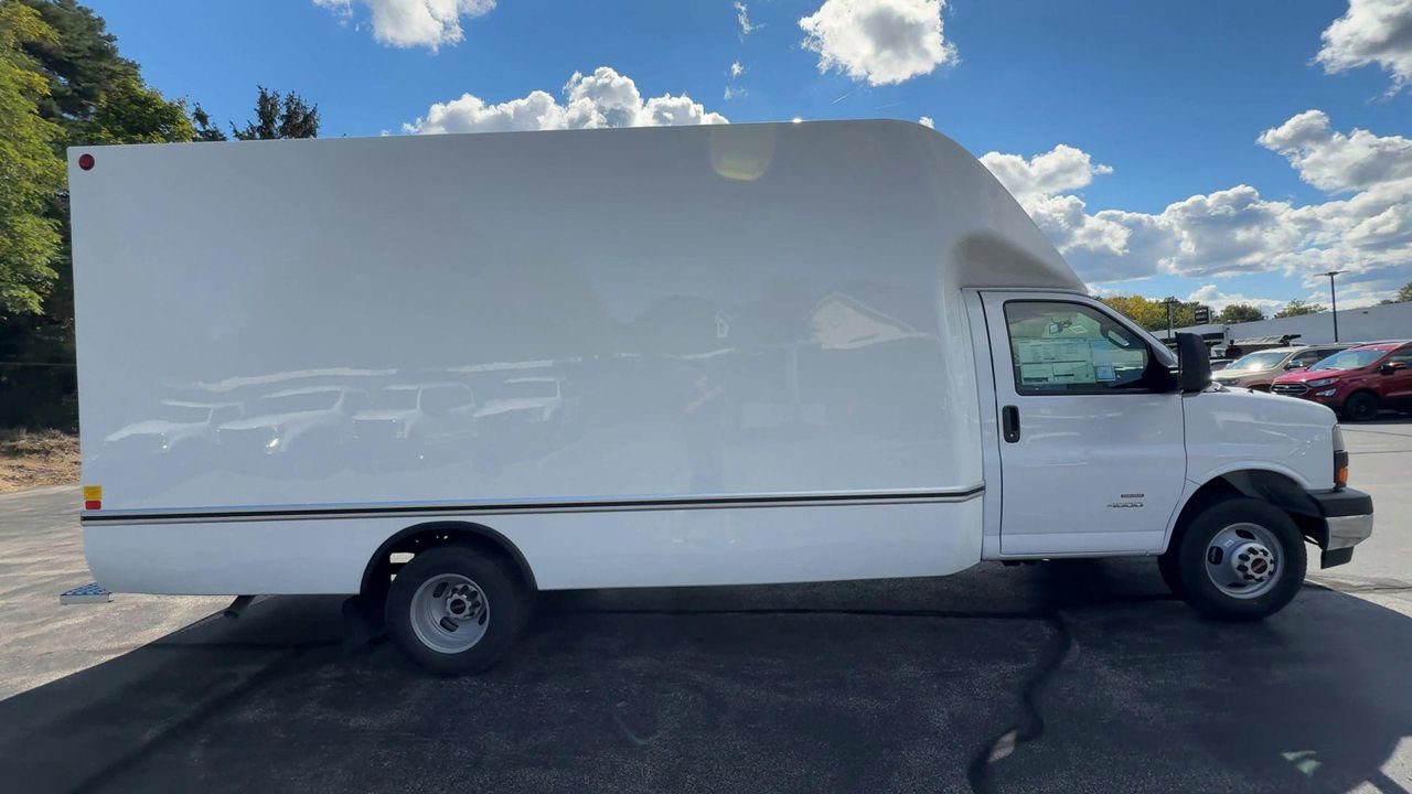 2025 Gmc Savana Cutaway photo 9