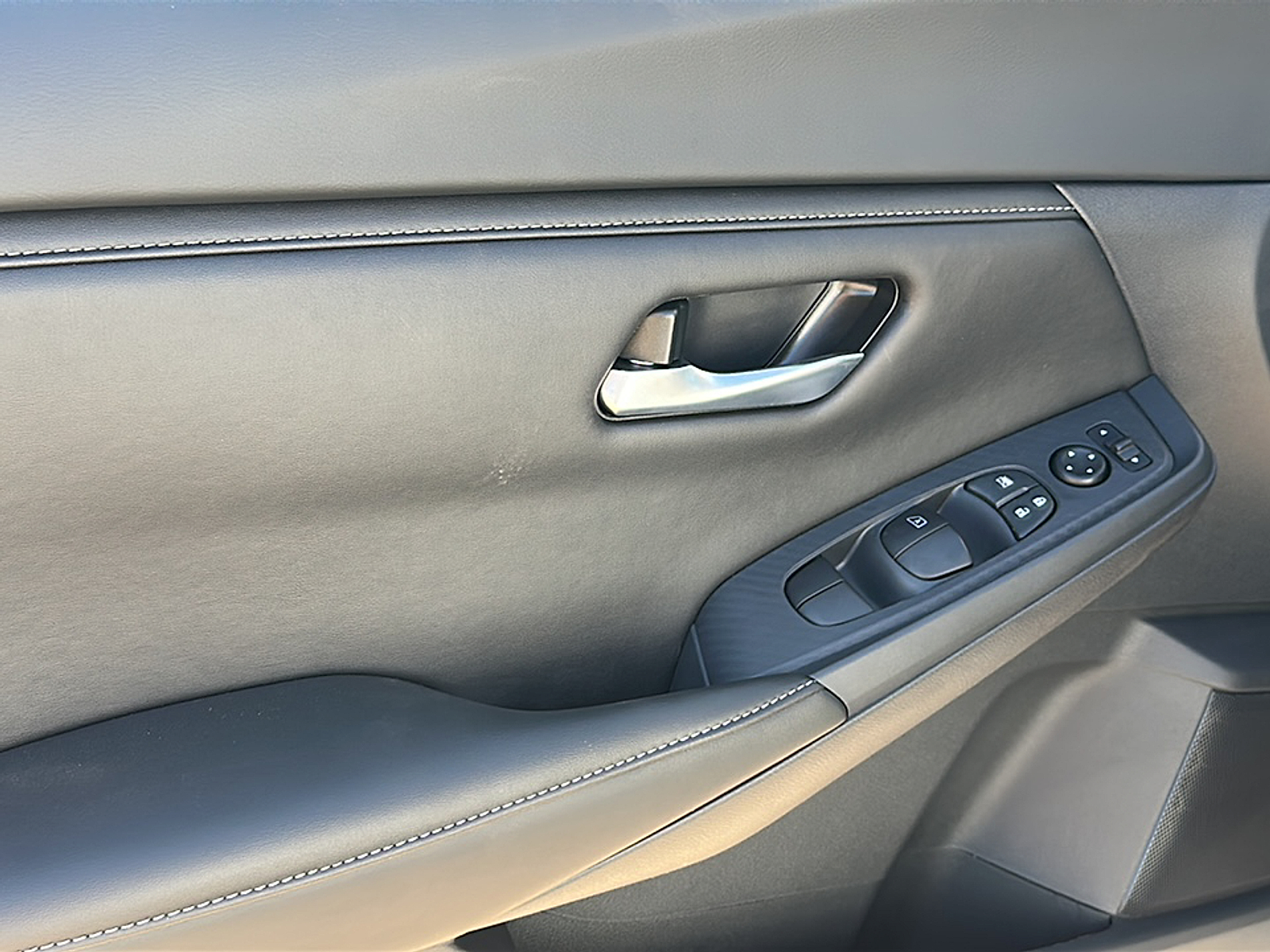 2025 Nissan Sentra SV photo 3