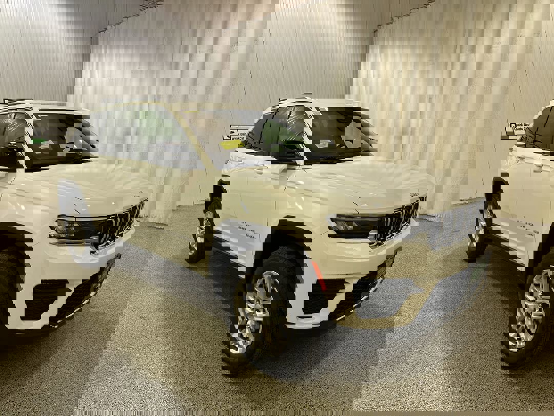 2025 Jeep Grand Cherokee Laredo X photo 3