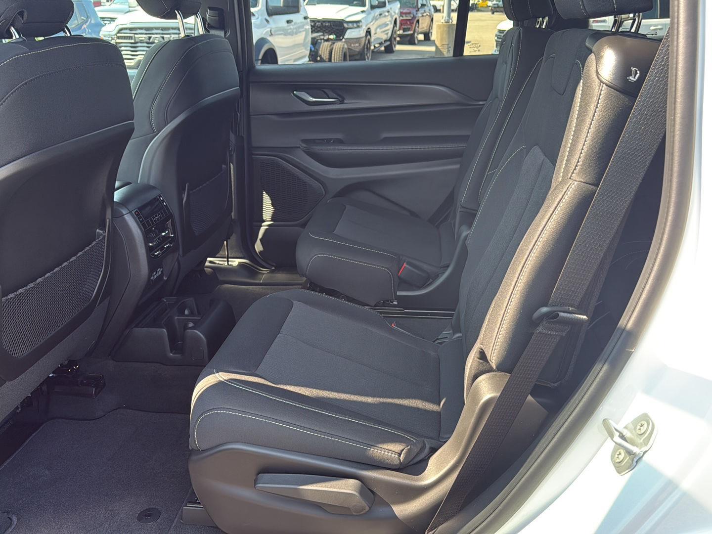 2025 Jeep Grand Cherokee Laredo photo 10