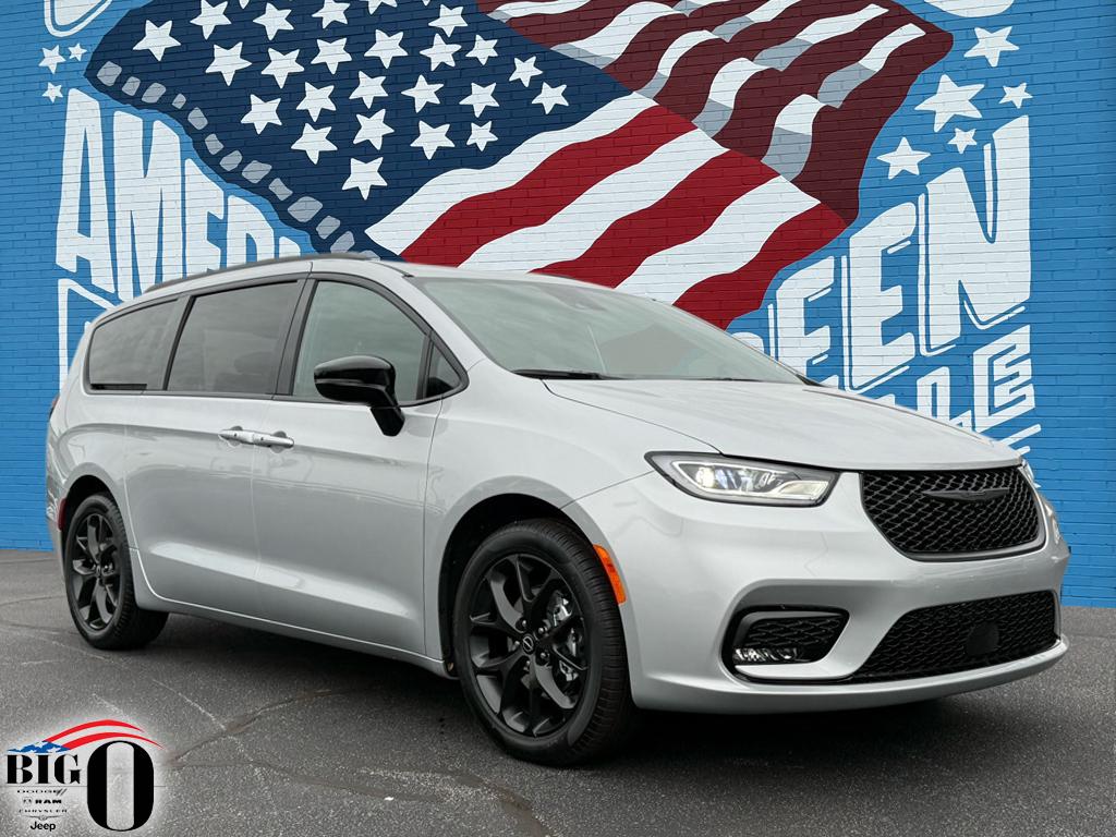 2026 Chrysler Pacifica Select's photo