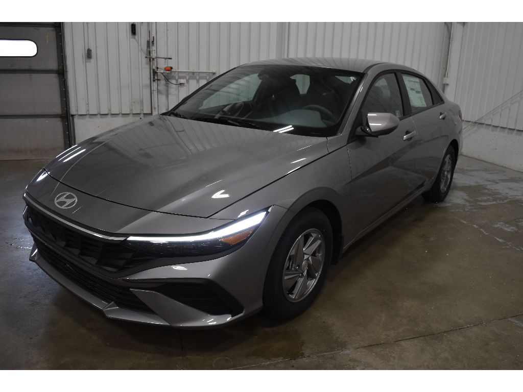 2025 Hyundai Elantra SE photo 2
