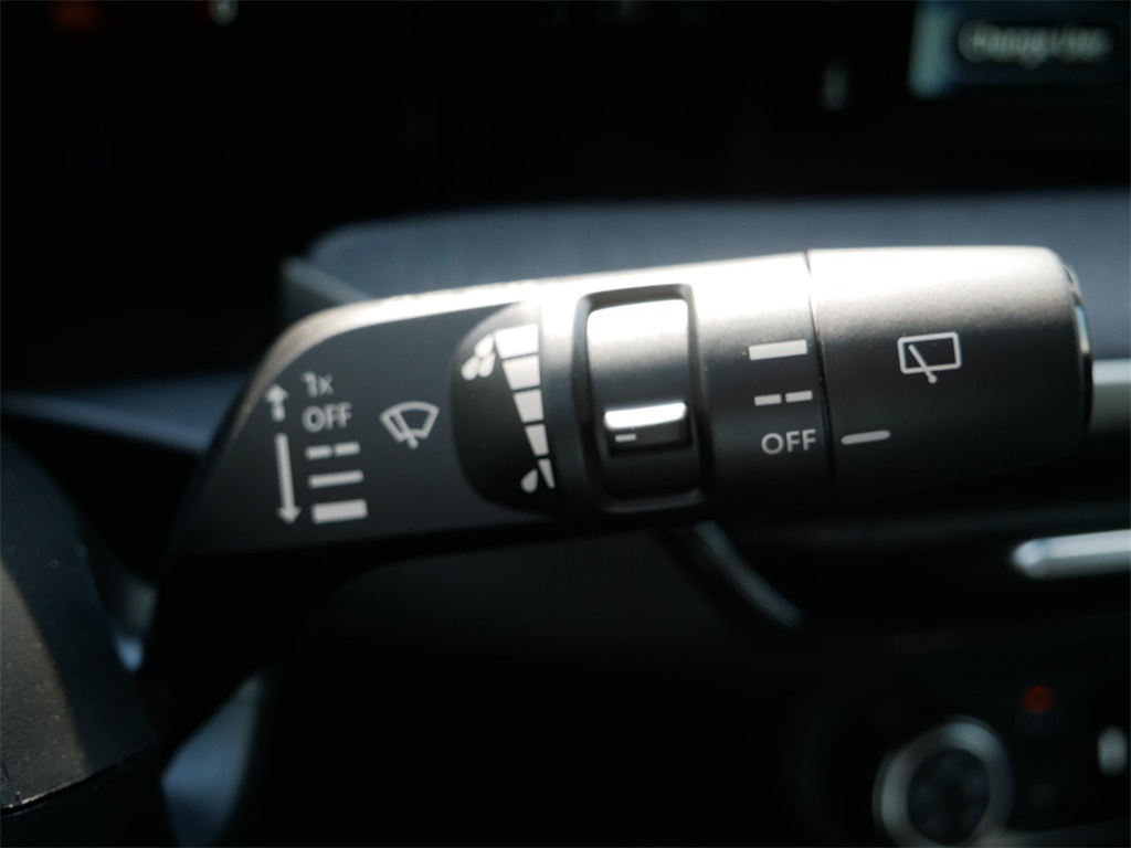 2025 Nissan Kicks SV photo 17