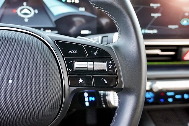 Used 2023 Gold Hyundai SEL image 34