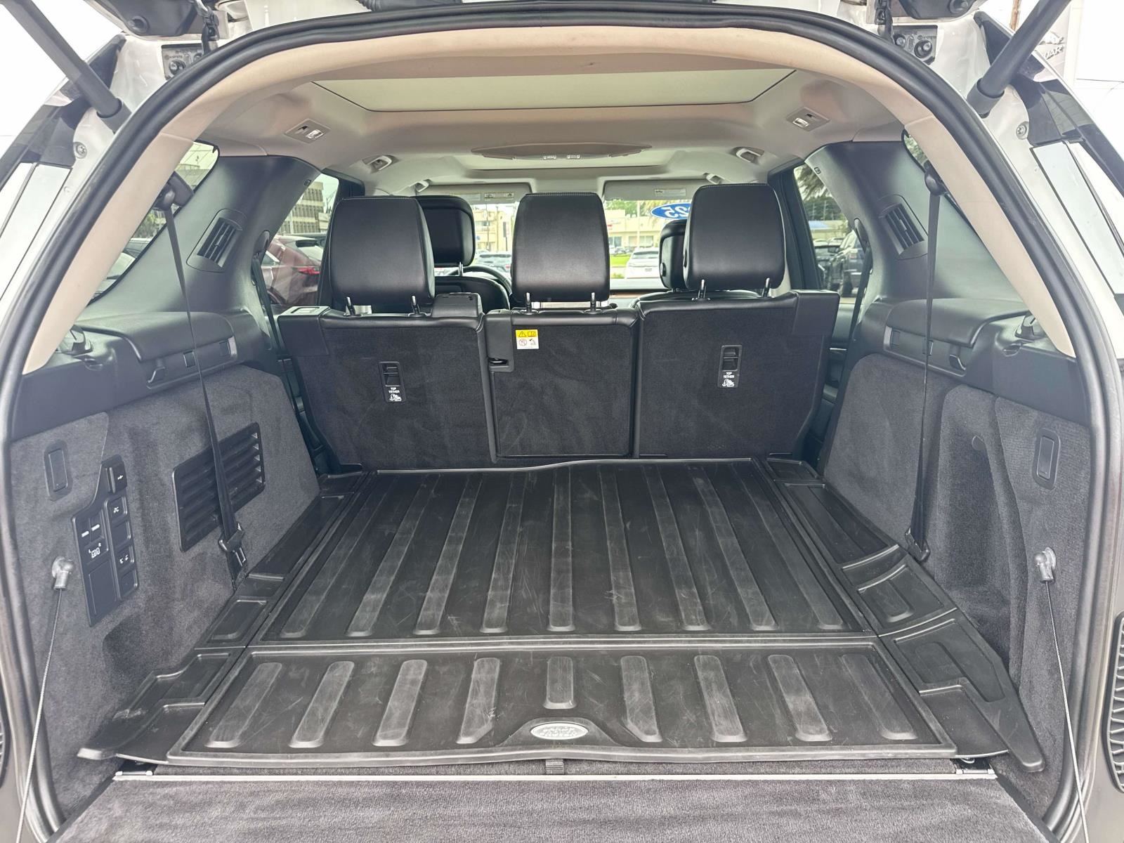 2024 Land Rover Discovery S photo 8