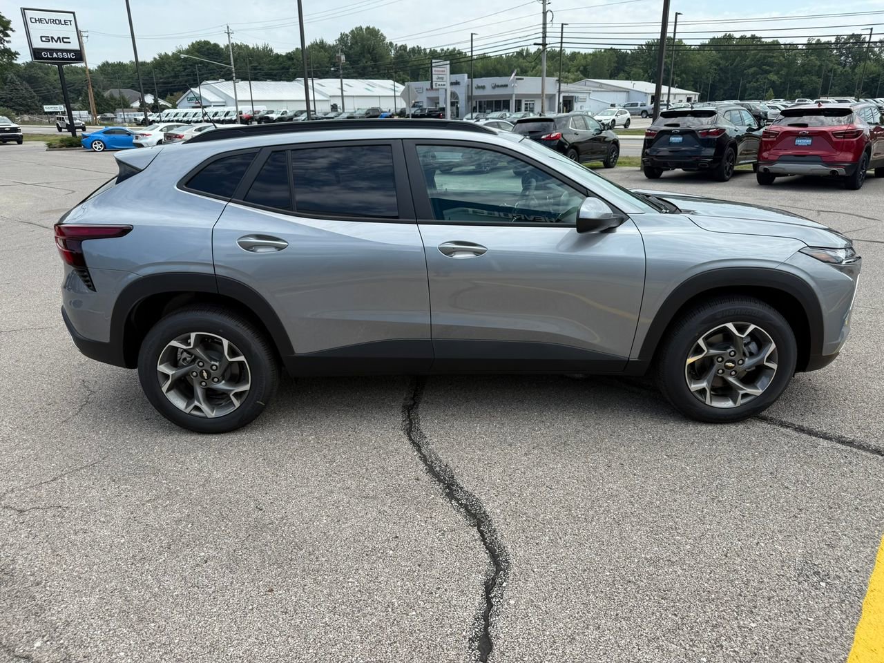 2025 Chevrolet Trax LT photo 8